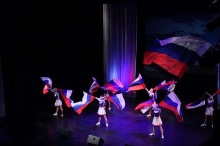 "Звезды Северной пальмиры" поздравили петербуржцев с Днем государственного флага